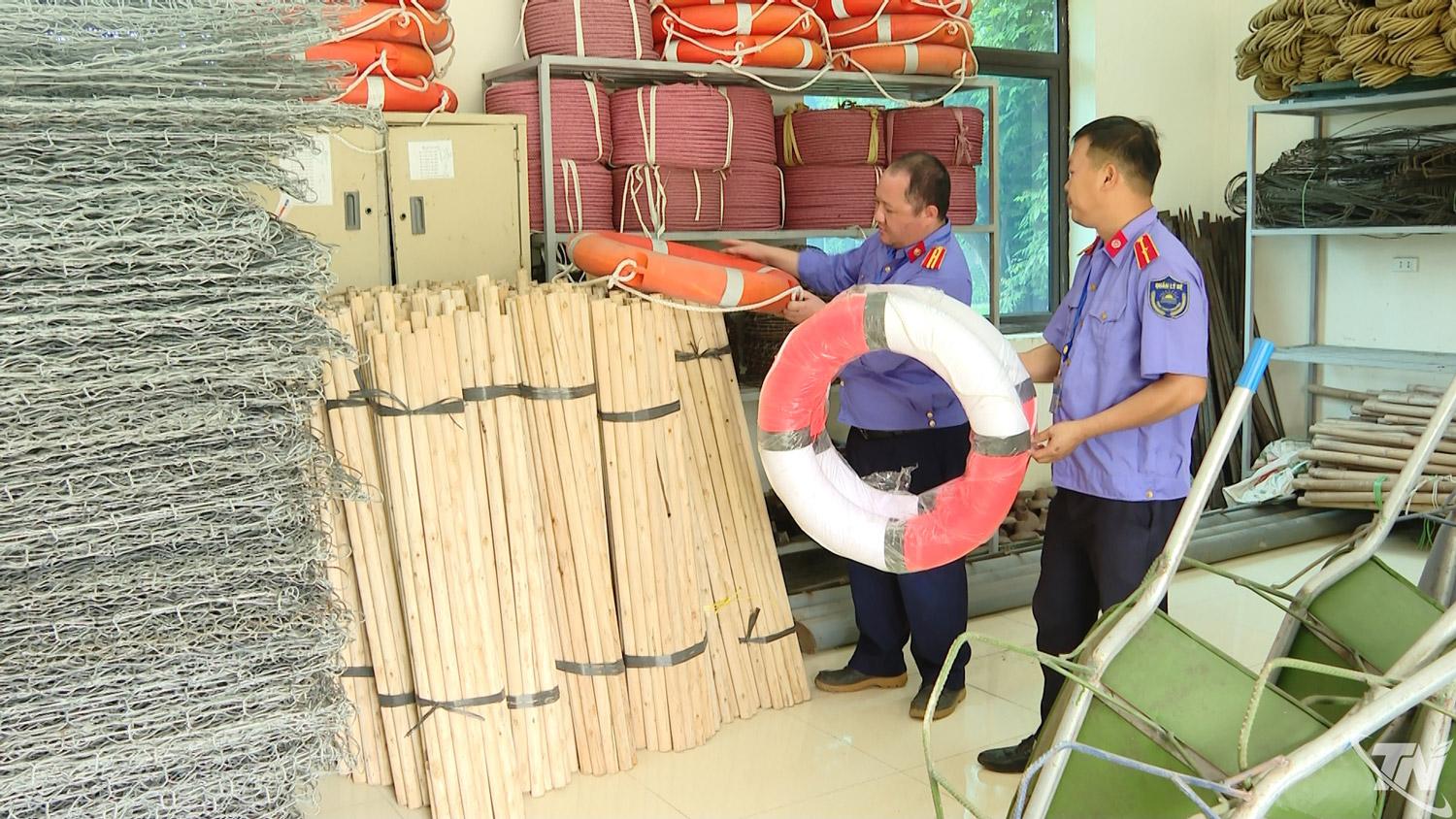 Kiểm tra,   chuẩn bị    vật tư phòng,   chống bão lụt   tại Hạt Quản   lý đê Hà   Châu, xã   Điềm Thụy.