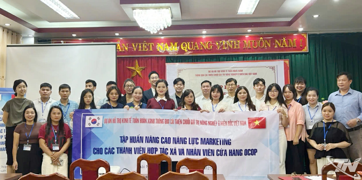 Lớp tập huấn nâng cao năng lực marketing cho các thành viên hợp tác xã và nhân viên cửa hàng OCOP.
