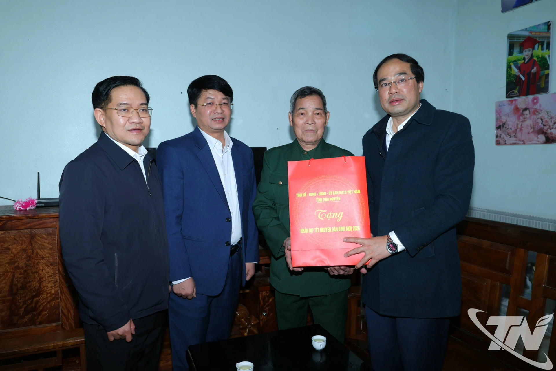 Đồng chí Bí thư Tỉnh ủy tặng quà bệnh binh Đặng Huy Toàn.  