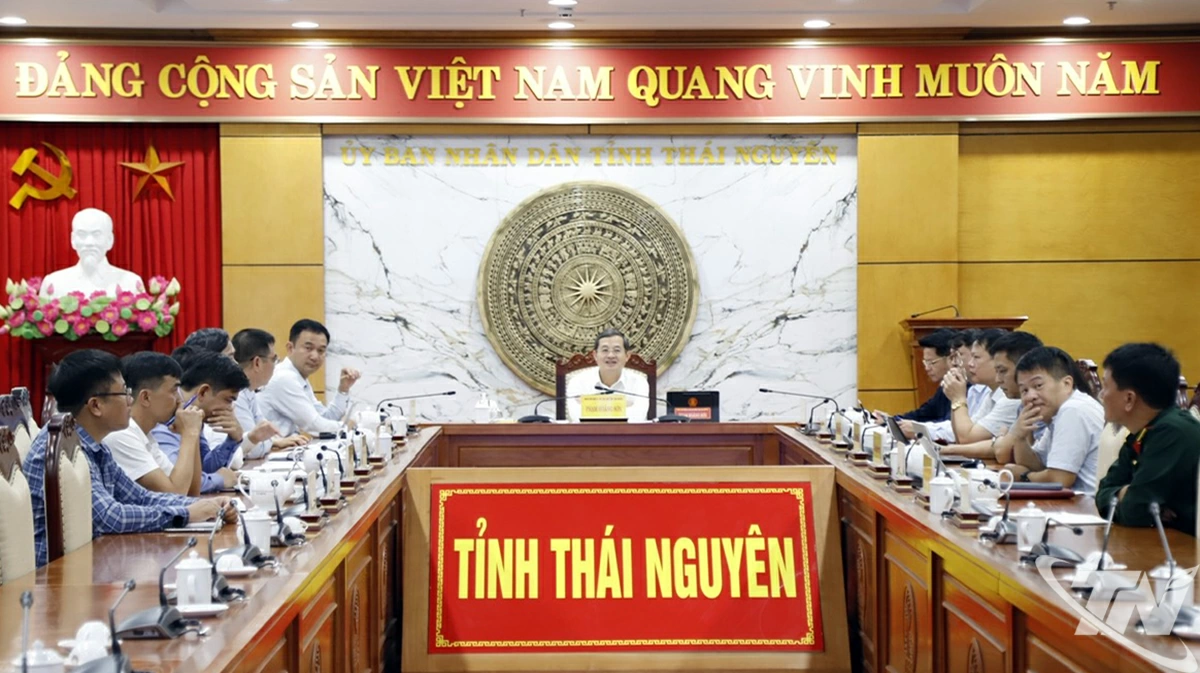 Đồng chí Chủ tịch UBND tỉnh Phạm Hoàng Sơn và lãnh đạo các sở, ngành dự tại Điểm cầu tỉnh Thái Nguyên