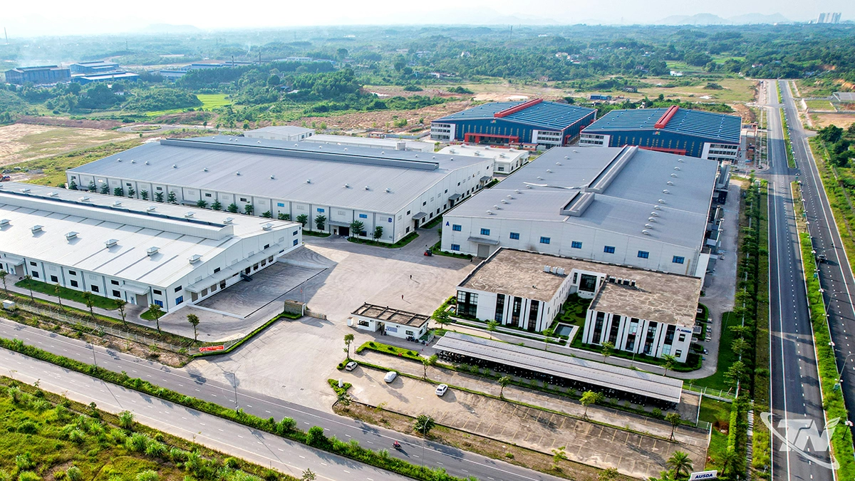 Nhà máy sản xuất tấm lát sàn PVC (Khu công nghiệp Sông Công II) là dự án có vốn đầu tư nước ngoài tiêu biểu được gắn biển công trình chào mừng Đại hội Đảng bộ tỉnh. Dự án góp phần hiện thực hóa chủ trương phát triển công nghiệp, mở rộng hợp tác quốc tế, nâng cao năng lực sản xuất và thúc đẩy tăng trưởng kinh tế của tỉnh.