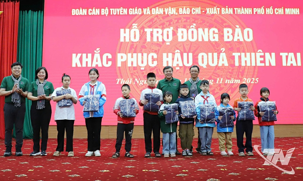 Đoàn công tác đã tặng quà cho học sinh có hoàn cảnh khó khăn.