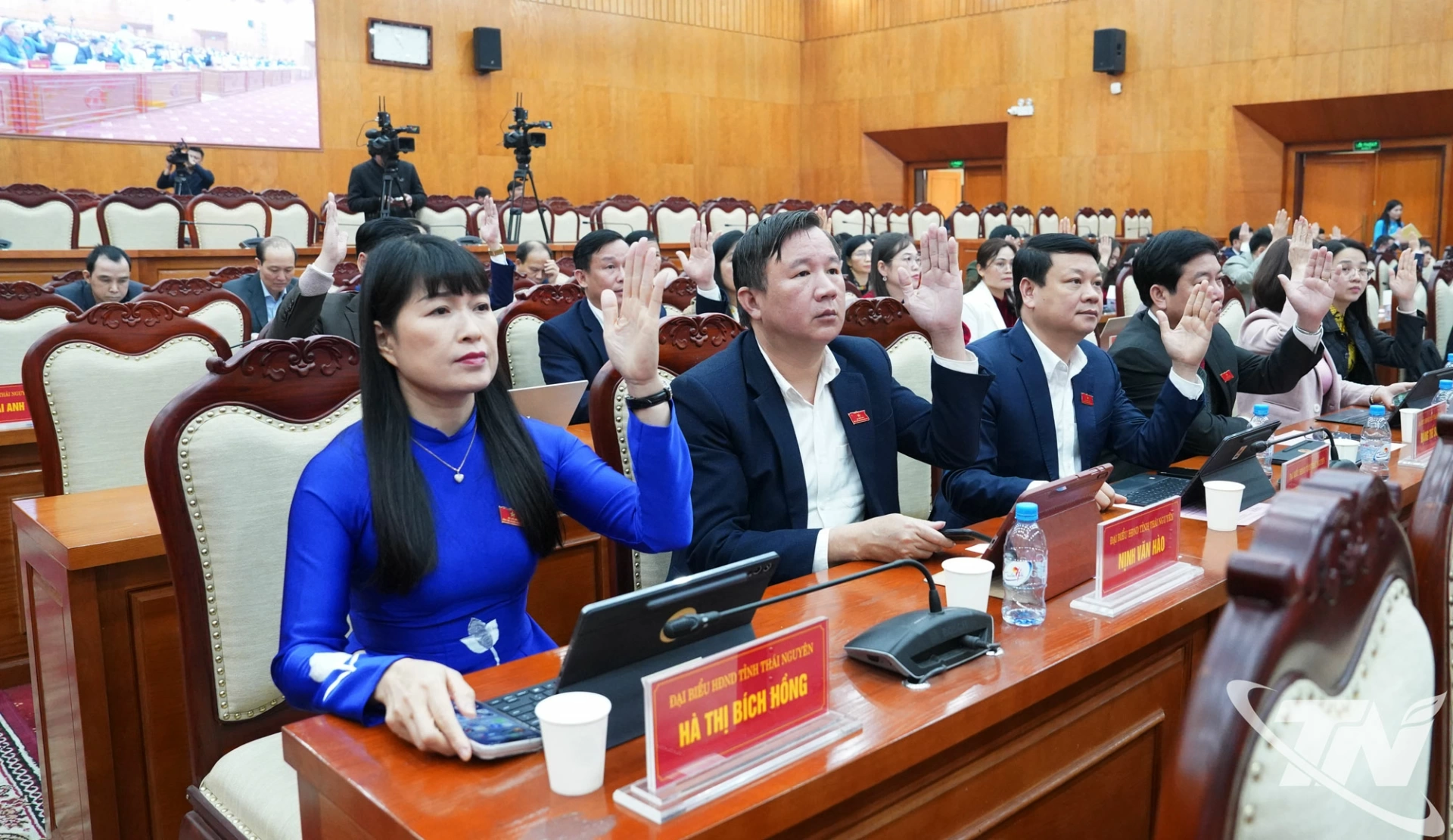 C&aacute;c đại biểu biểu quyết tại Kỳ họp.