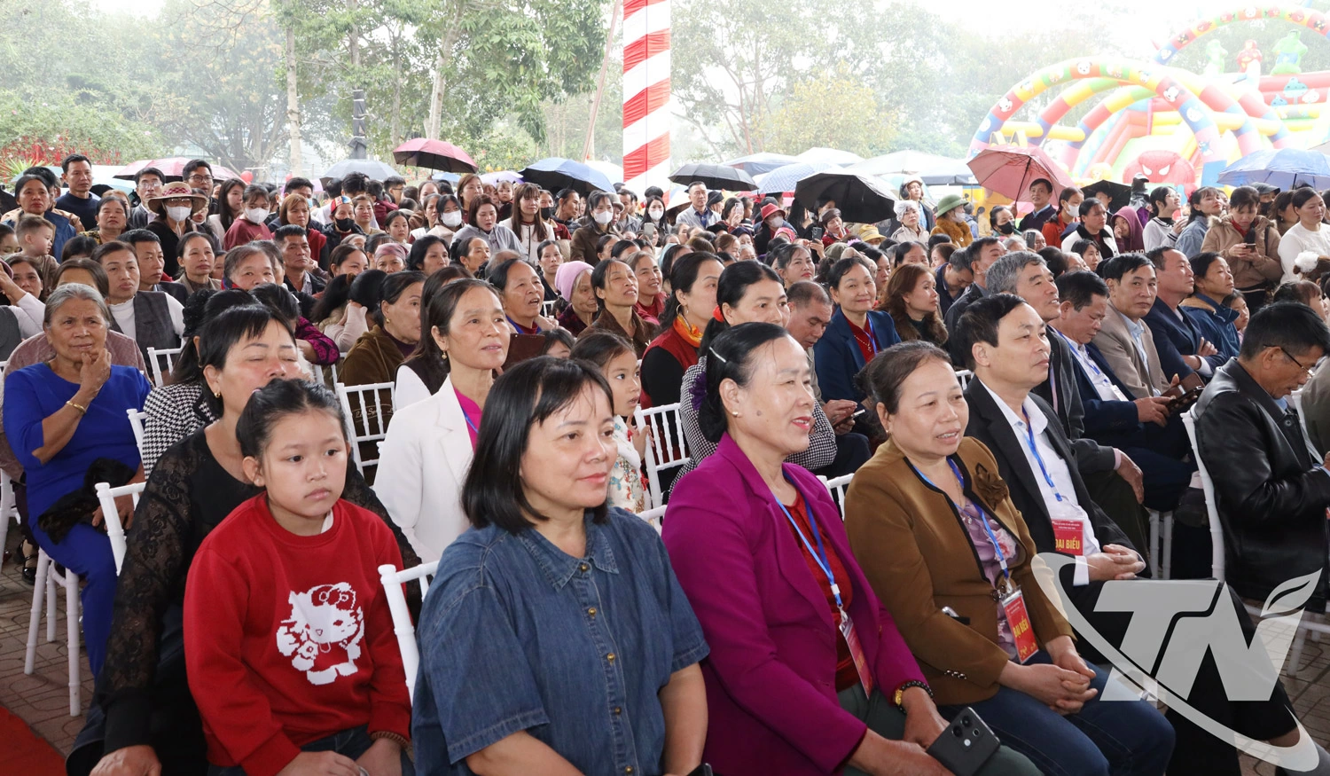 Đông đảo người dân và du khách tham dự Lễ hội Đền Đuổm.