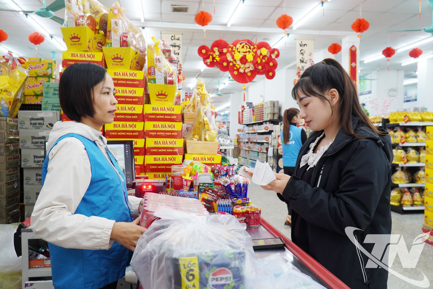 Những ngày giáp Tết, không khí mua sắm rộn ràng tại các siêu thị trên địa bàn phường Phan Đình Phùng.