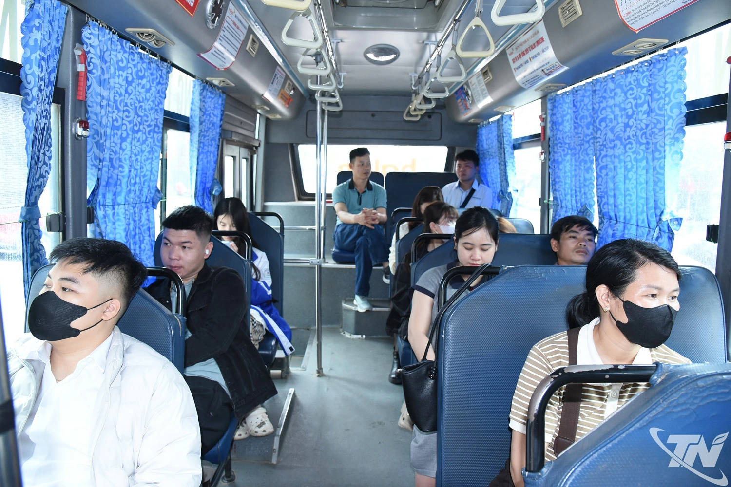 Nhiều người dân lựa chọn đi lại bằng xe buýt nhằm tiết kiệm chi phí.