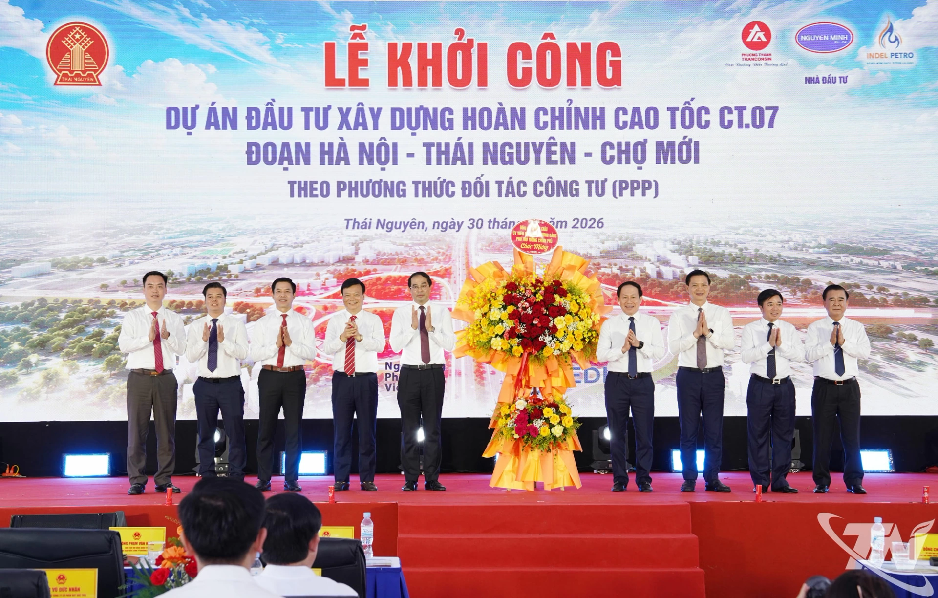Phó Thủ tướng Chính phủ Lê Tiến Châu và các đồng chí lãnh đạo tỉnh Thái Nguyên chúc mừng chủ đầu tư Dự án.