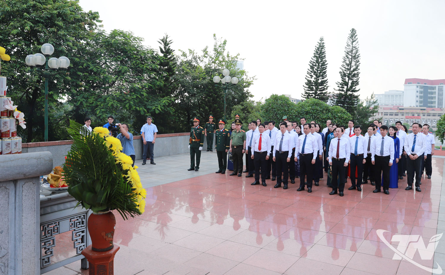 Đoàn đại biểu tỉnh Thái Nguyên đến dâng hương tại Đài tưởng niệm các Anh hùng liệt sĩ tỉnh.
