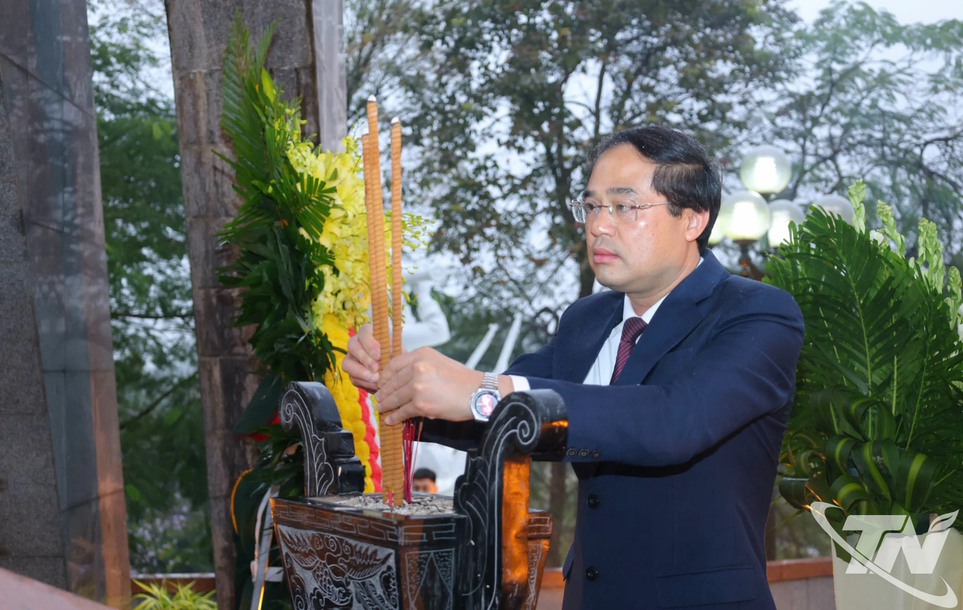 Đồng chí Bí thư Tỉnh ủy Trịnh Xuân Trường dâng hương tưởng niệm các Anh hùng liệt sĩ.