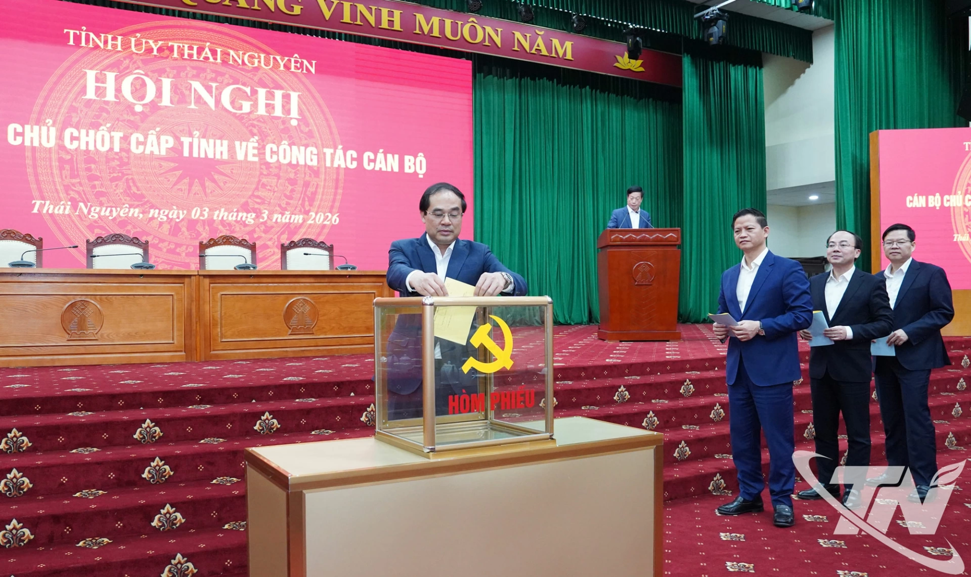 Các đại biểu bỏ phiếu thực hiện quy trình công tác cán bộ.