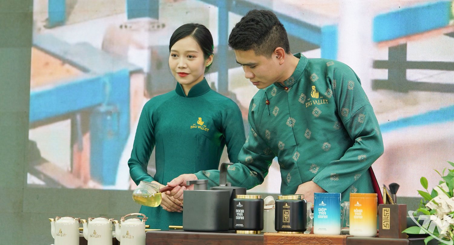 Nghi thức khai trà do nghệ nhân của ESGValley – Công ty CP Chè Quân Chu thực hiện.