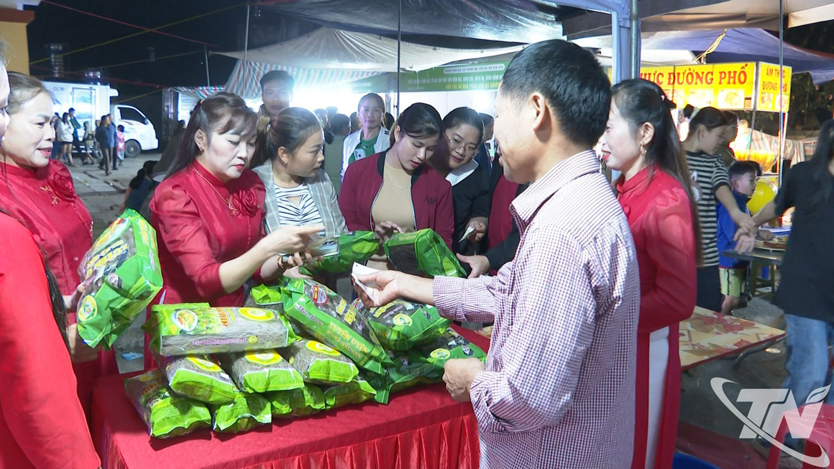 Phiên chợ Đưa hàng Việt từ khu sản xuất đến miền núi, vùng sâu, vùng xa, vùng đồng bào dân tộc được tổ chức tại xã Na Rì.