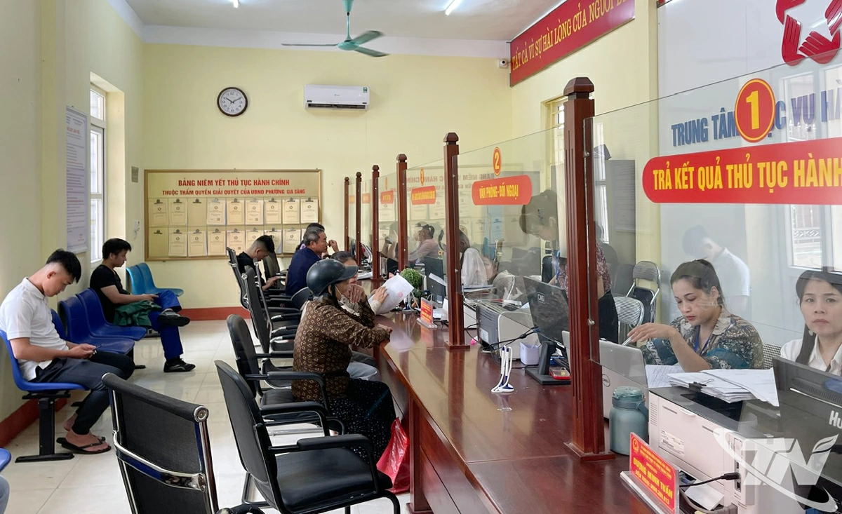 Người dân đến làm thủ tục hành chính tại phường Gia Sàng.
