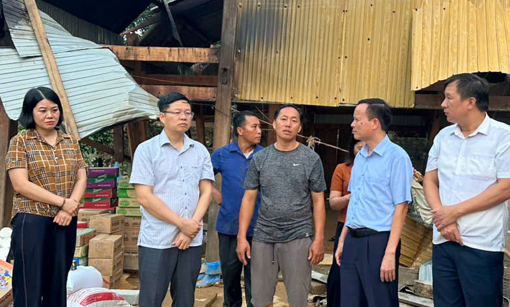 Đồng chí Đinh Quang Tuyên thăm, động viên gia đình anh Lầu Văn Thình, xóm Mỏ Chì, xã La Hiên thiệt hại toàn bộ nhà ở sau trận lũ lịch sử