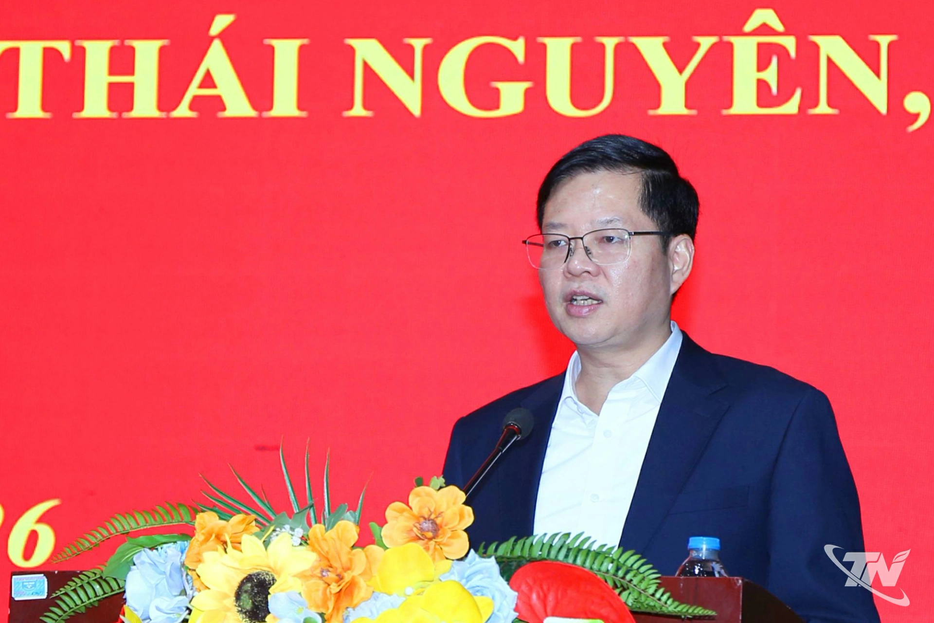 Ứng cử viên Đinh Quang Tuyên trình bày chương trình hành động tại buổi tiếp xúc.