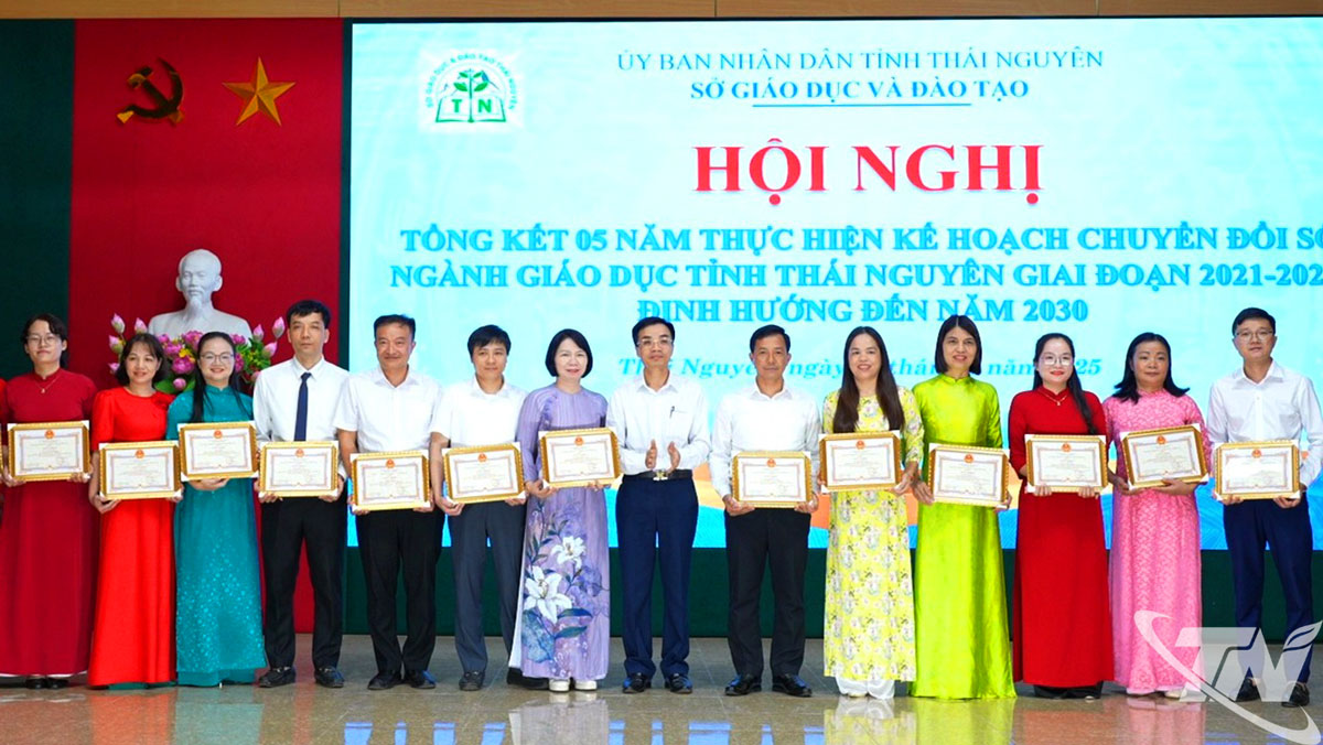 Các tập thể và cá nhân được khen thưởng tại Hội nghị