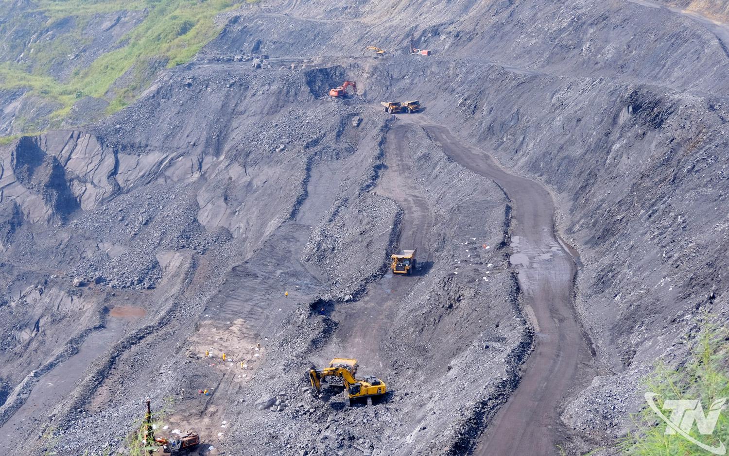 Công ty Than Khánh Hòa tiêu thụ gần 1 triệu lít dầu mỗi tháng, chủ động điều chỉnh phương án khai thác để ổn định sản xuất.