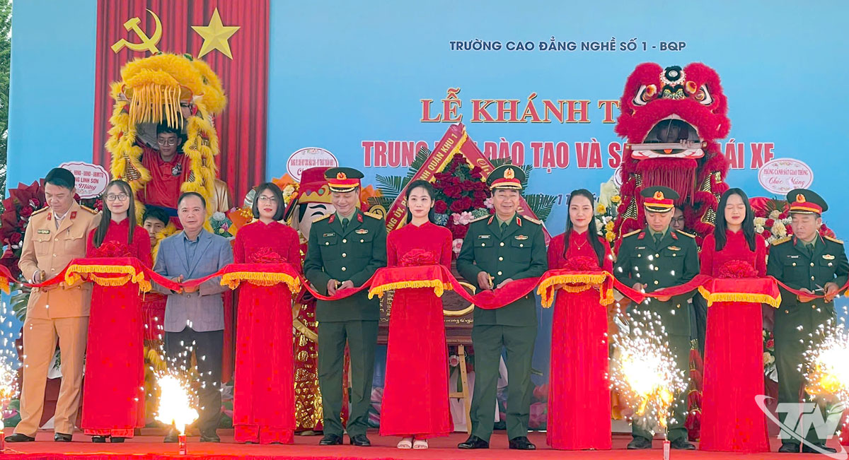Các đại biểu dự cắt băng khánh thành Trung tâm Đào tạo và Sát hạch lái xe, Trường Cao đẳng nghề số 1 – Bộ Quốc phòng.