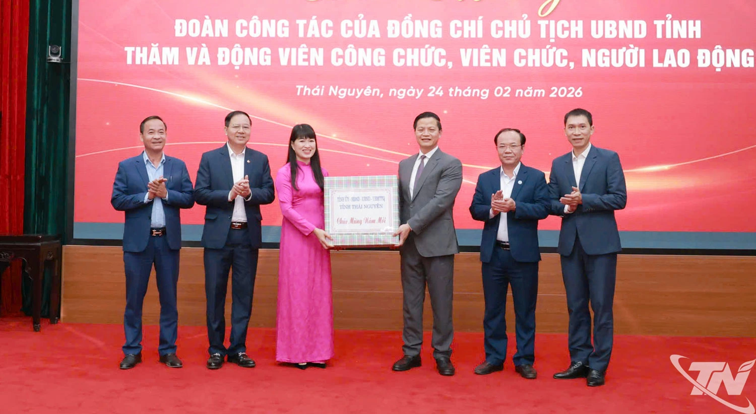 tặng quà chúc mừng năm mới tới lãnh đạo sở Văn hóa, thể thao và Du lịch tỉnh.