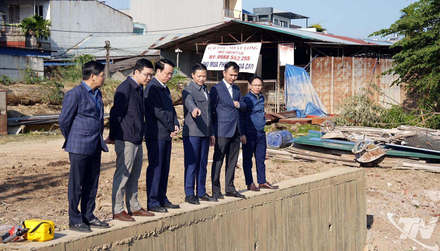 Đồng ch&iacute; Chủ tịch UBND tỉnh Vương Quốc Tuấn trực tiếp khảo s&aacute;t việc triển khai hạng mục nạo v&eacute;t tuyến suối Đồng Danh.