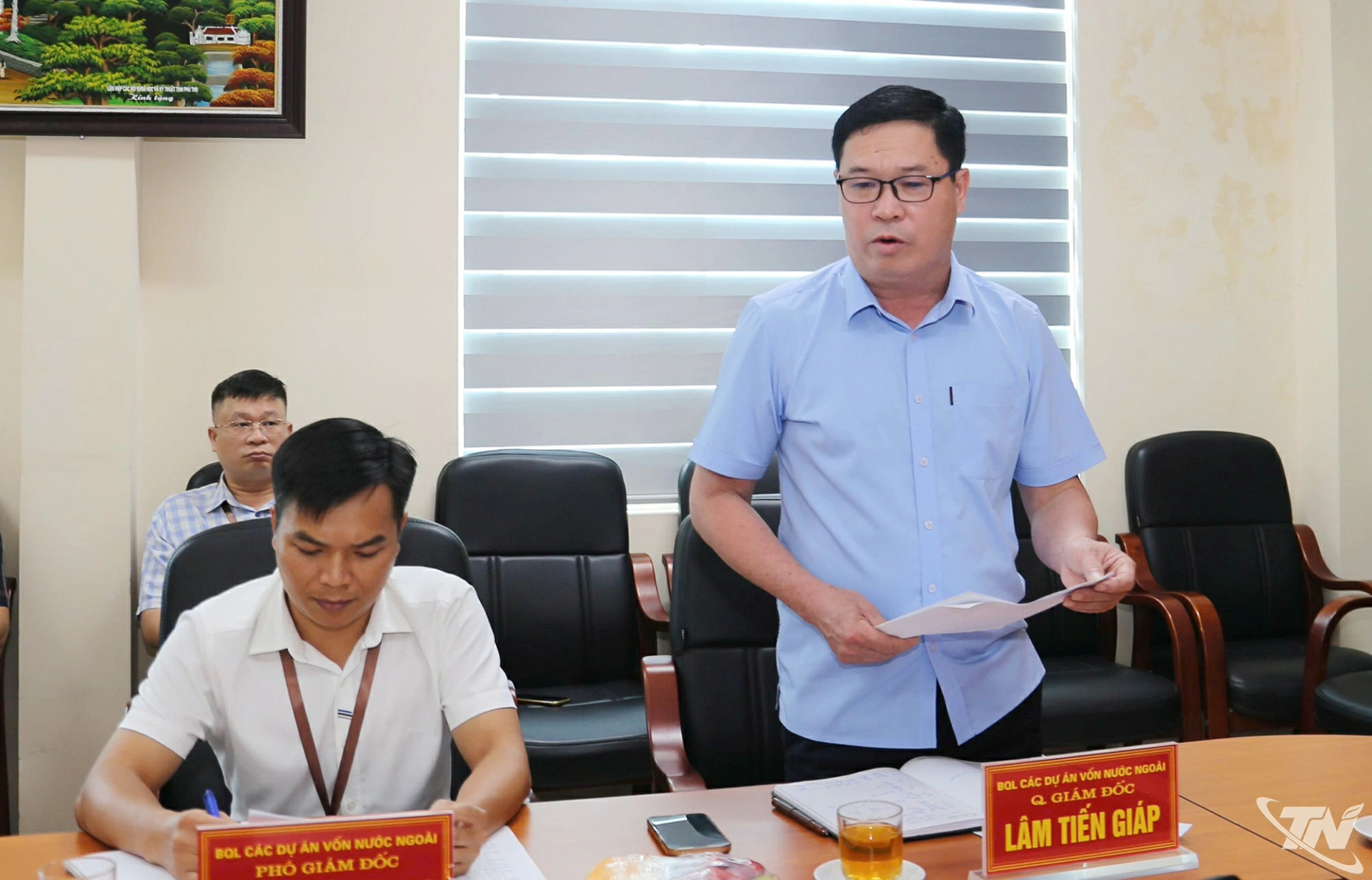Lãnh đạo Ban Quản lý dự án vốn nước ngoài báo cáo tại cuộc họp.