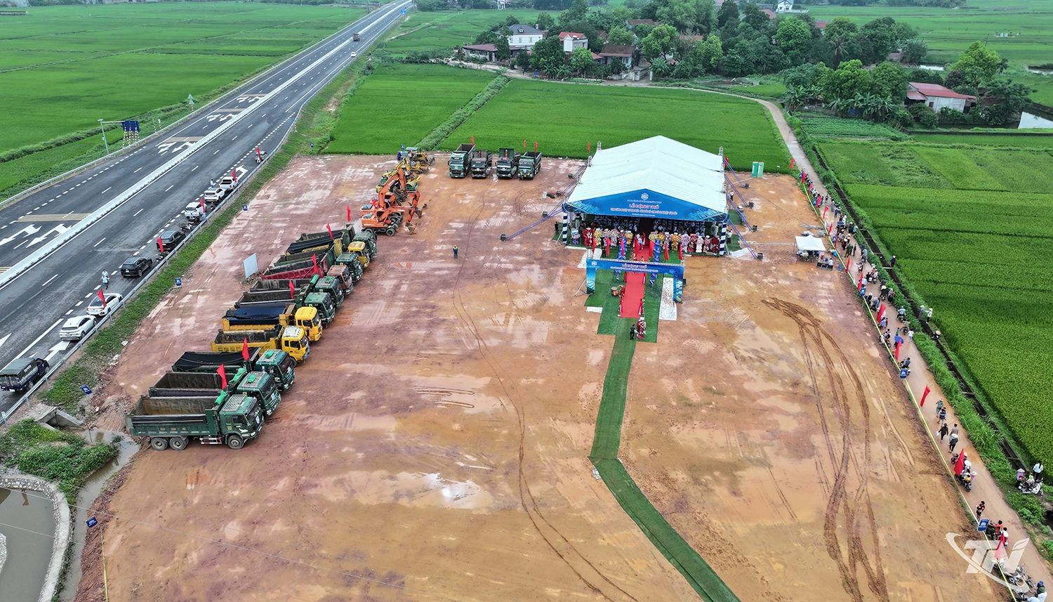 Cụm công nghiệp Tân Đức - Lương Phú khởi công năm 2025, thu hút nhiều nhà đầu tư thứ cấp, góp phần thúc đẩy chuyển dịch cơ cấu kinh tế theo hướng công nghiệp hóa.