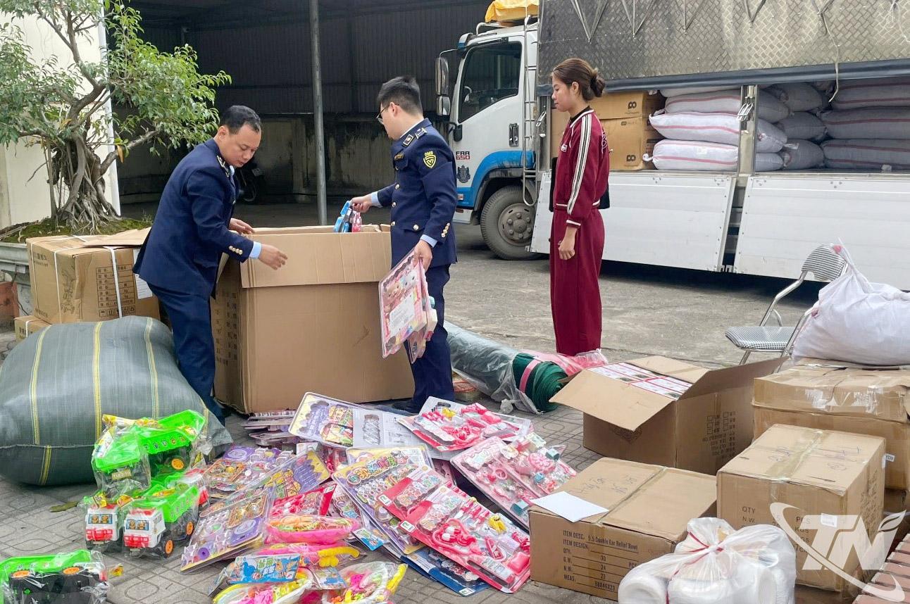 Lực lượng chức năng tăng cường kiểm tra, kiểm soát thị trường nhằm chống buôn lậu,   gian lận thương mại, ngăn chặn hàng giả, kém chất lượng.  