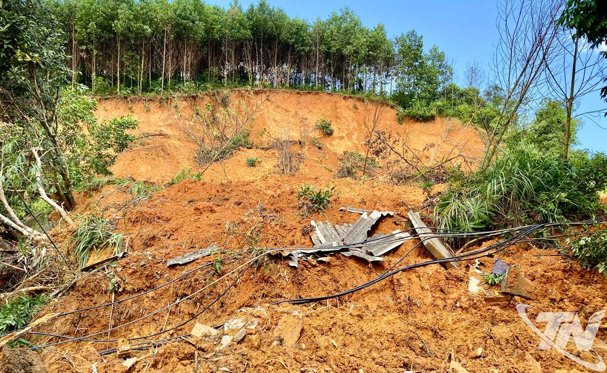 Toàn bộ ngôi nhà và tài sản bị vùi lấp, hiện gia đình của đồng chí Bế Việt Đức tạm trú tại Nhà văn hóa thôn