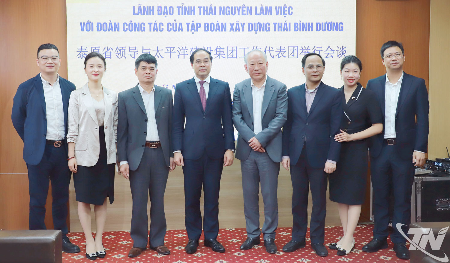 Các đại biểu chụp ảnh lưu niệm sau buổi làm việc.