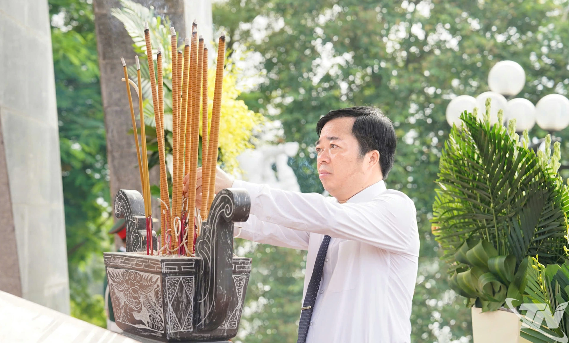 Đồng chí Bùi Văn Lương, Phó Bí thư Tỉnh ủy, Chủ tịch HĐND tỉnh dâng hương.