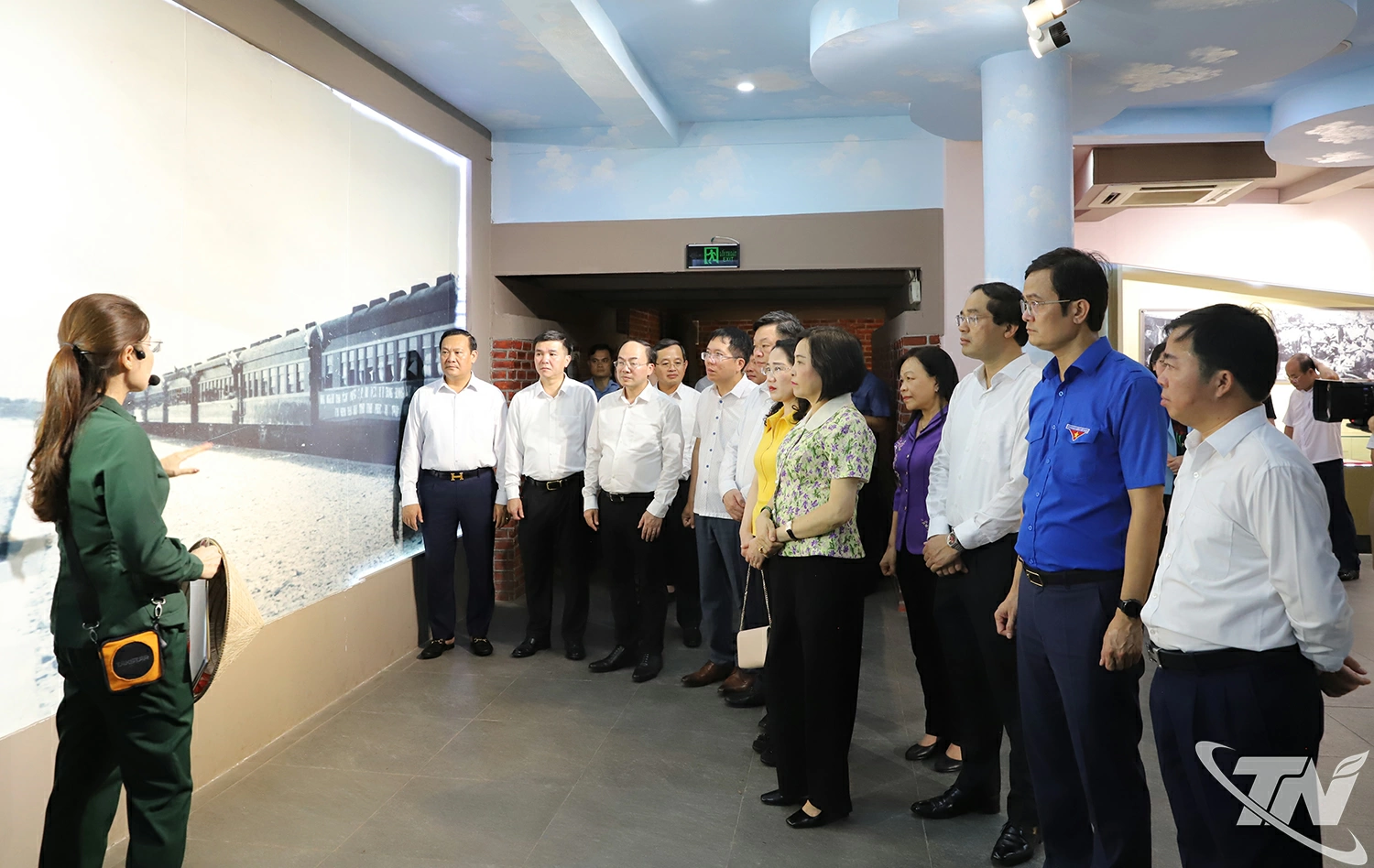 Các đại biểu tham quan không gian trưng bày tài liệu, hiện vật về lực lượng Thanh niên xung phong Đại đội 915, Đội 91 Bắc Thái