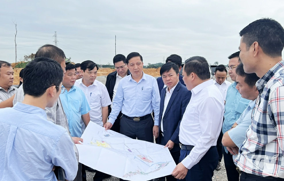 Đồng ch&iacute; B&ugrave;i Văn   Lương, Ủy vi&ecirc;n   Ban Thường vụ   Tỉnh ủy, Ph&oacute; Chủ   tịch Thường trực   UBND tỉnh v&agrave;   Đo&agrave;n c&ocirc;ng t&aacute;c   kiểm tra tiến độ   triển khai Dự &aacute;n   Khu c&ocirc;ng nghiệp   S&ocirc;ng C&ocirc;ng II -   giai đoạn 2.   