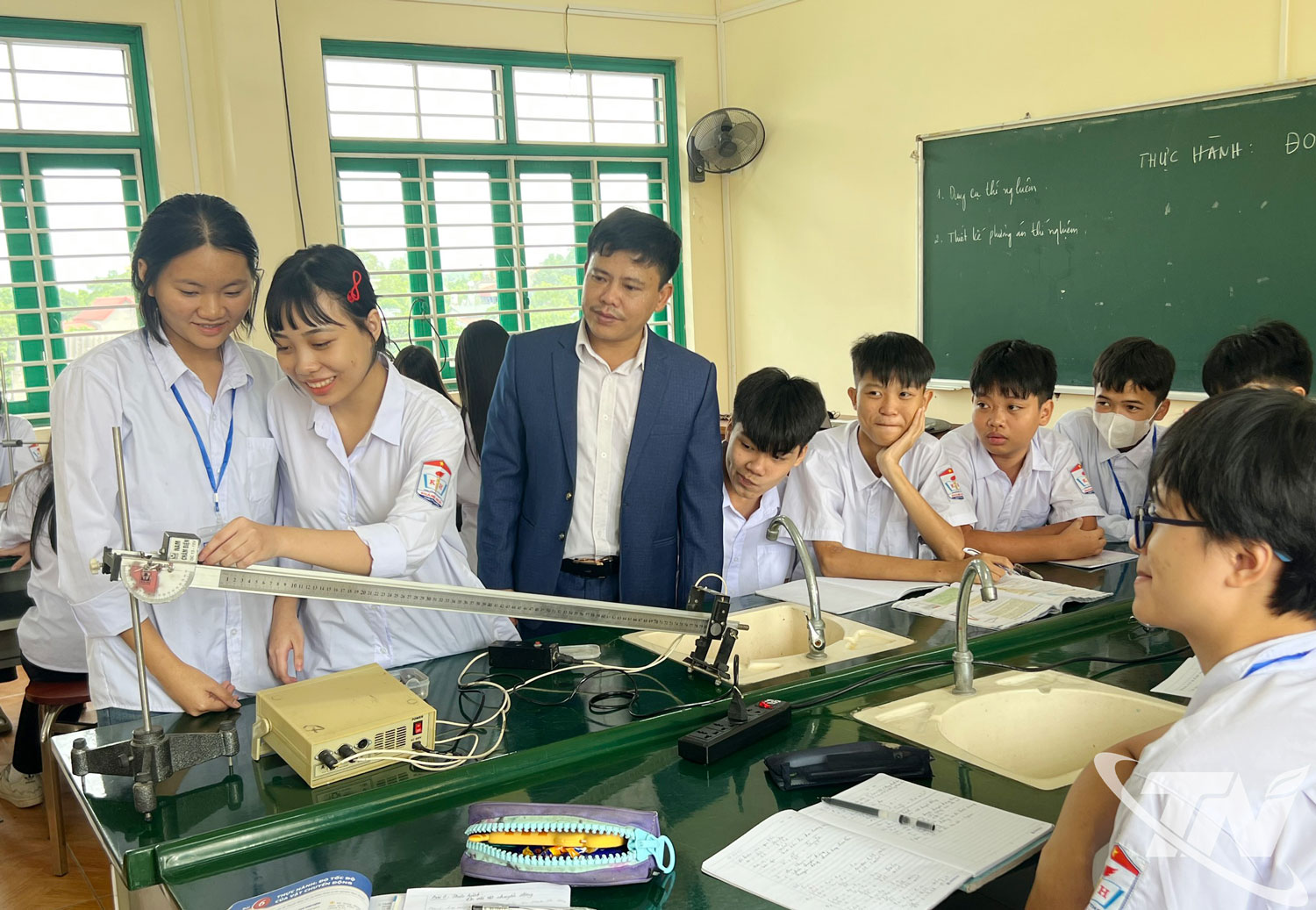 Thầy và trò Trường THPT Khánh Hòa trong giờ thực hành.