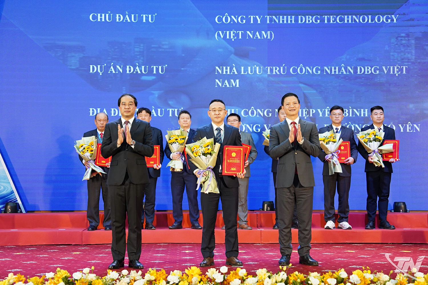 Các đồng chí lãnh đạo tỉnh trao quyết định phê duyệt chủ trương đầu tư, giấy chứng nhận đăng ký đầu tư và biên bản ghi nhớ đầu tư cho các doanh nghiệp tại Hội nghị xúc tiến đầu tư tỉnh Thái Nguyên năm 2026. 