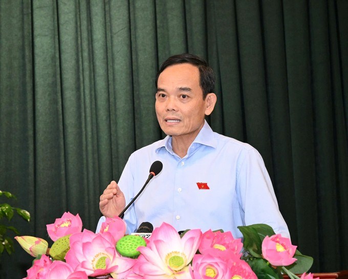 Bí thư Thành ủy TPHCM Trần Lưu Quang trao đổi với cử tri. Ảnh: VIỆT DŨNG