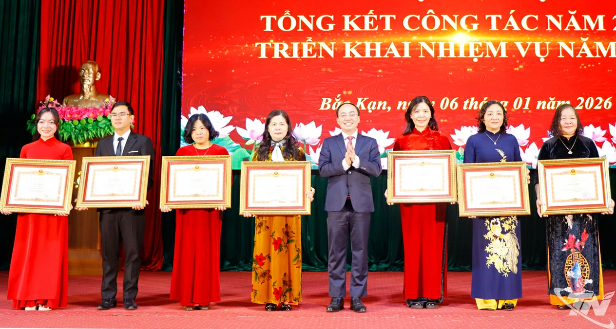 Đồng ch&iacute; Nguyễn Đăng B&igrave;nh, Ph&oacute; B&iacute; thư Thường trực Tỉnh ủy, Chủ tịch HĐND tỉnh, trao Bằng khen của Thủ tướng Ch&iacute;nh phủ cho 7 c&aacute; nh&acirc;n c&oacute; th&agrave;nh t&iacute;ch xuất sắc trong c&ocirc;ng t&aacute;c gi&aacute;o dục v&agrave; đ&agrave;o tạo