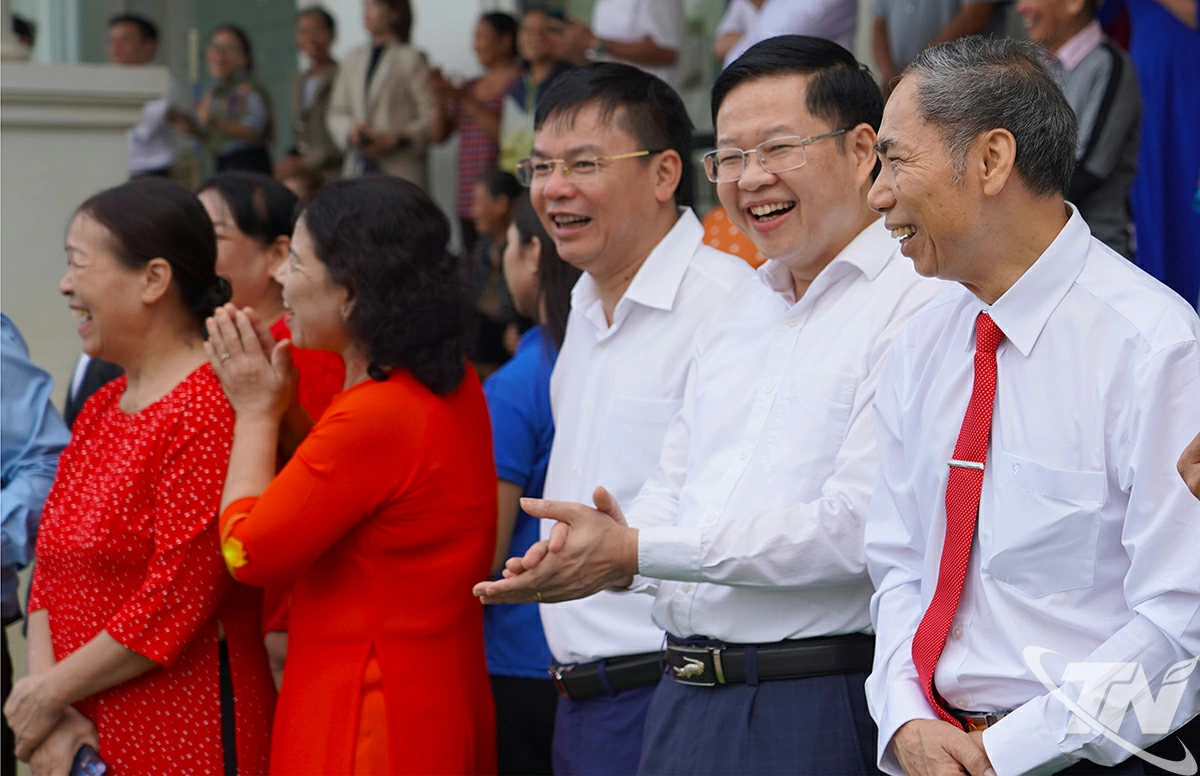 Đồng chí Đinh Quang Tuyên, Phó Bí thư Tỉnh ủy, Chủ tịch Ủy ban MTTQ tỉnh chung vui với các hoạt động văn hóa, văn nghệ tại ngày hội đại đoàn kết