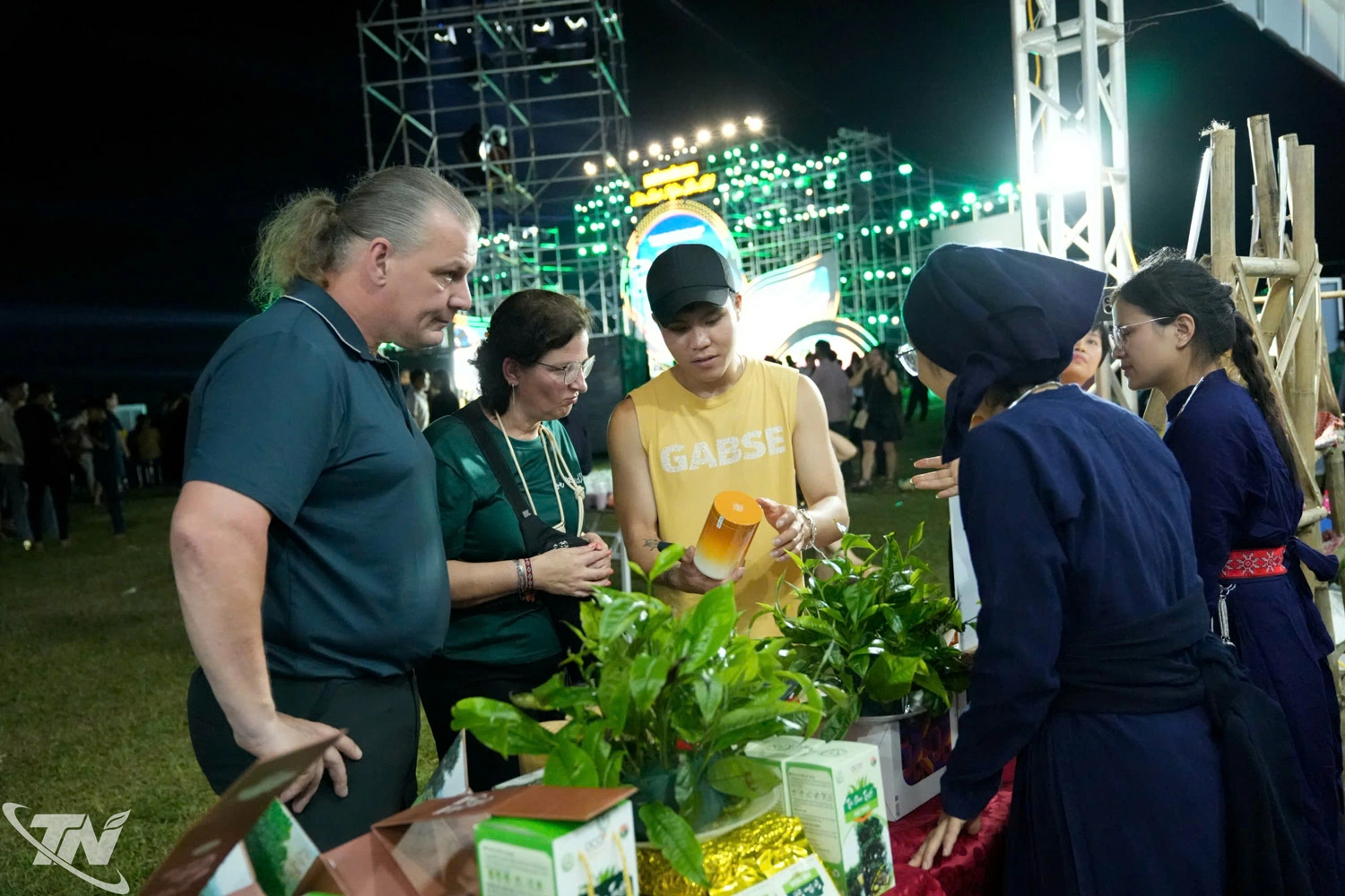 Du khách nước ngoài thăm quan các gian hàng trưng bày sản phẩm OCOP của địa phương.