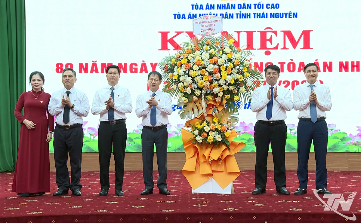 Các đồng chí lãnh đạo tỉnh tặng hoa chúc mừng ngành Tòa án nhân dân tỉnh.