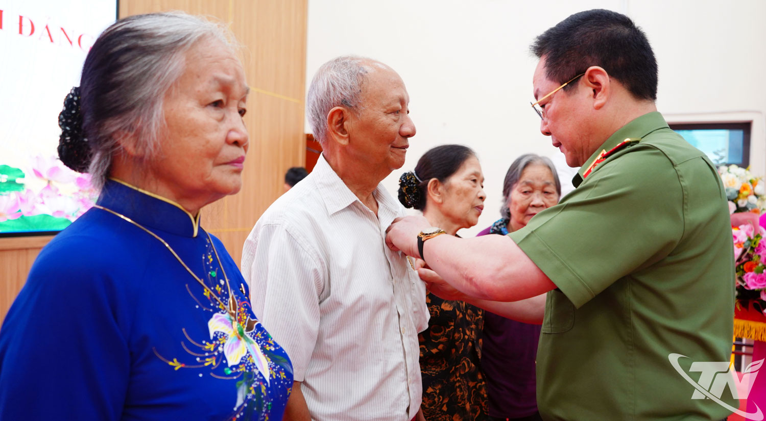 Thiếu tướng Bùi Đức Hải trao tặng Huy hiệu 60 năm tuổi Đảng cho 4 đảng viên