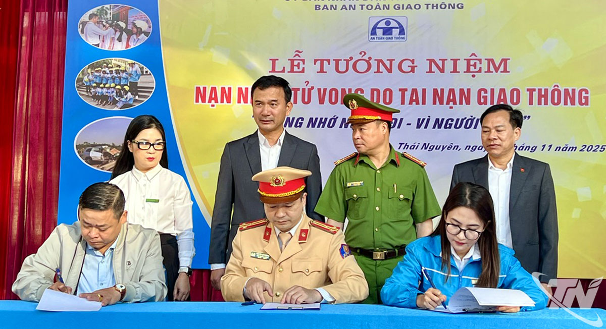 Lễ ký cam kết phối hợp bảo đảm trật tự ATGT giữa Phòng Cảnh sát giao thông Công an tỉnh, Ban giám hiệu nhà trường và Hội phụ huynh học sinh