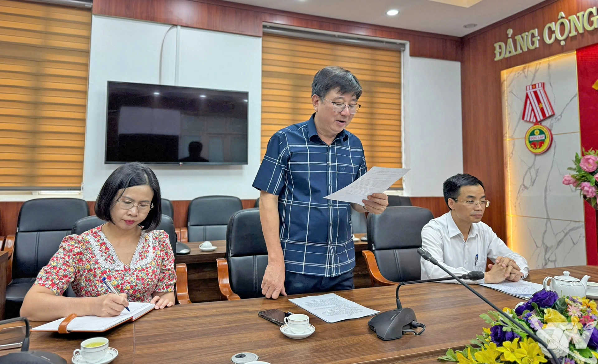 Đại biểu thảo luận tại cuộc hop.