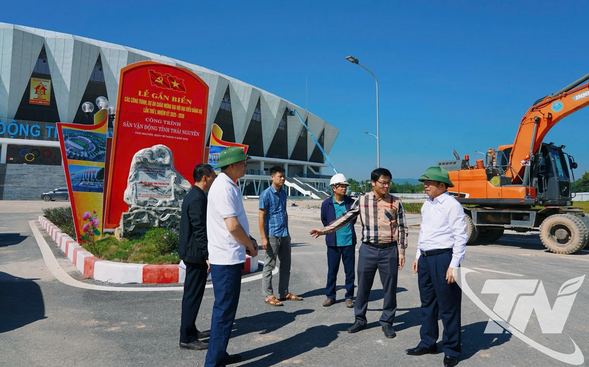 Đồng chí Bùi Văn Lương kiểm tra công tác chuẩn bị tổ chức Lễ khánh thành Sân vận động tỉnh và Giải bóng đá Tứ hùng – Thái Nguyên 2025.