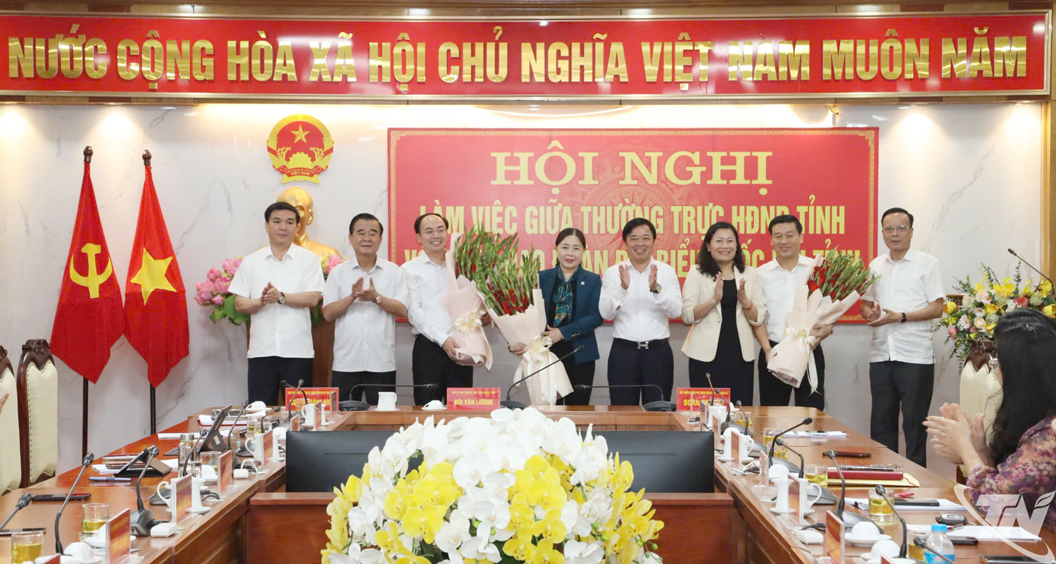 Thường trực Hội đồng Nhân dân tỉnh tặng hoa chúc mừng Đoàn Đại biểu quốc hội tỉnh khóa XVI và các đồng chí nguyên là đại biểu quốc hội khóa XV