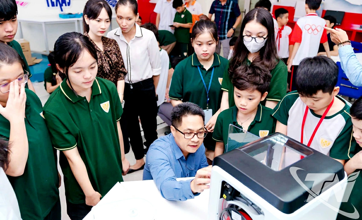 Các em học sinh trải nghiệm công nghệ in 3D trong Không gian Hoa Kỳ tại Trung tâm Số (Đại học Thái Nguyên).