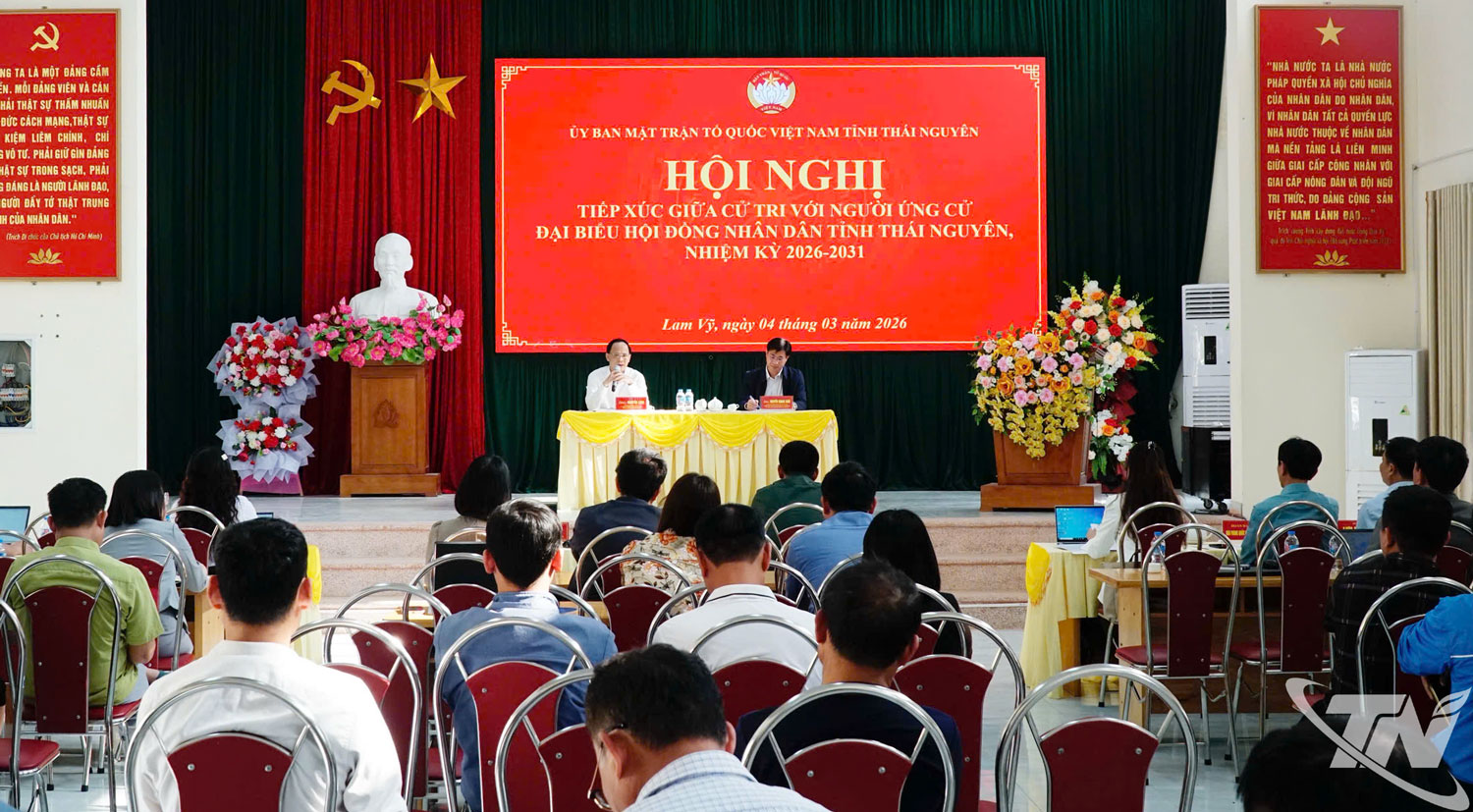 Quang cảnh Hội nghị tiếp xúc cử tri tại xã Lam Vỹ.