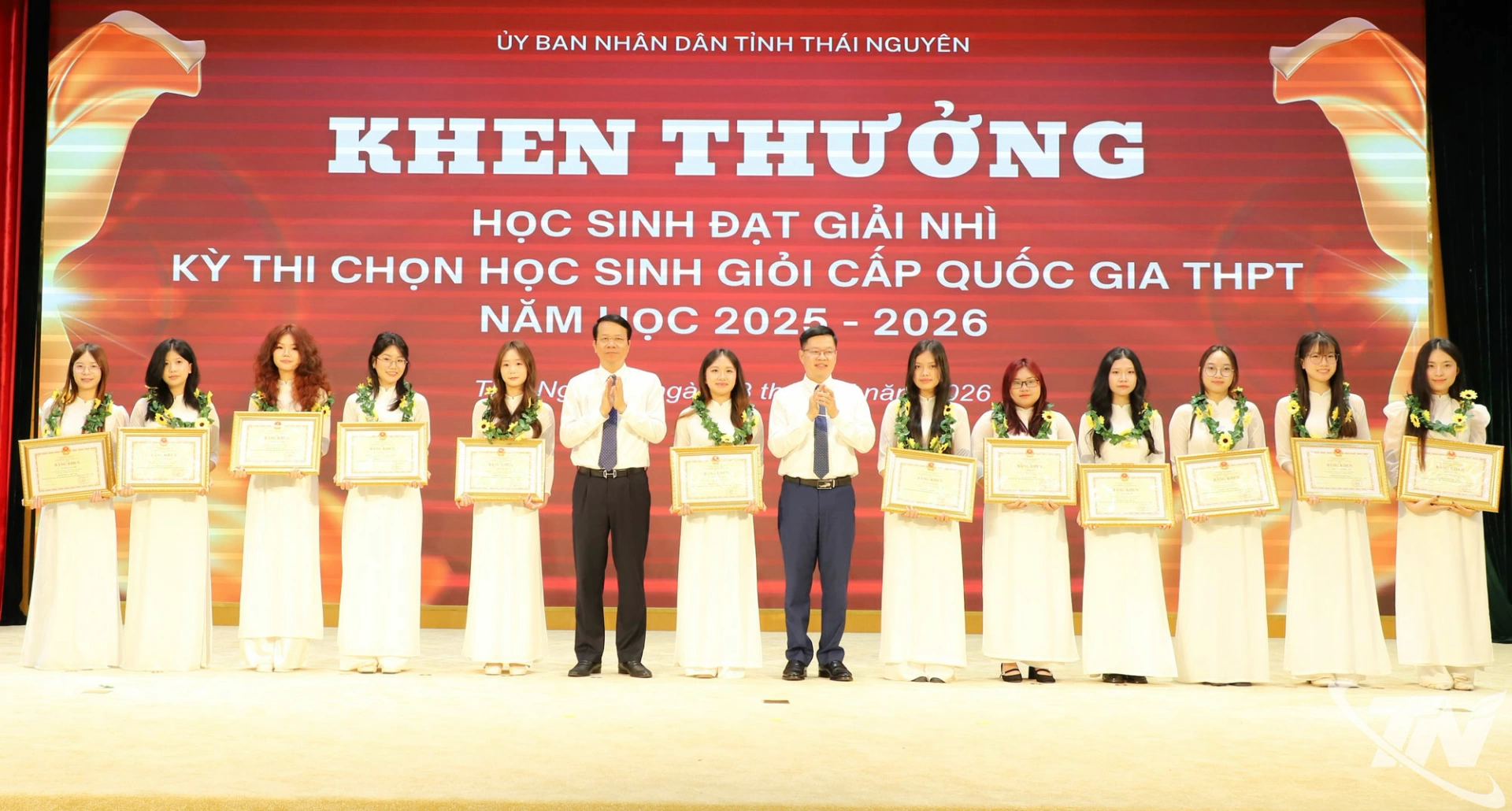 Các đồng chí lãnh đạo tỉnh trao Bằng khen của Bộ trưởng Bộ GDĐT cho các em học sinh đạt giải tại Kỳ thi chọn học sinh giỏi quốc gia THPT năm học 2025-2026.