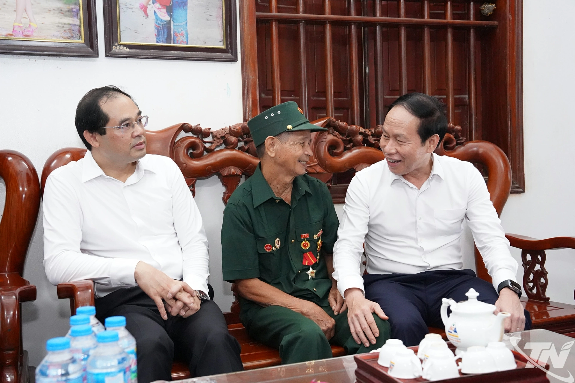 Phó Thủ tướng Chính phủ Lê Tiến Châu ân cần thăm hỏi sức khỏe thương binh Nguyễn Văn Thỏa.