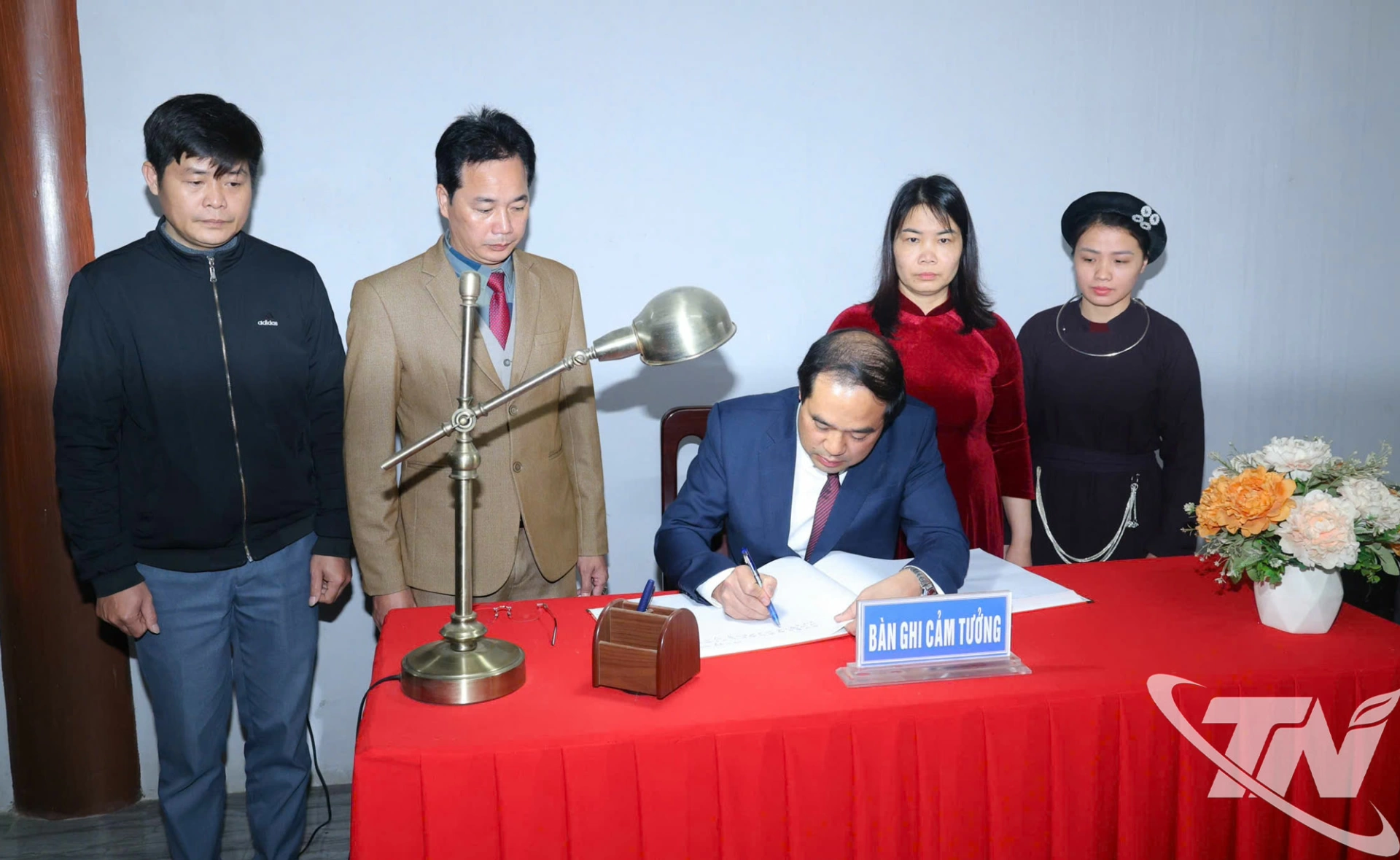 Đồng chí Bí thư Tỉnh ủy ghi cảm tưởng tại Di tích lịch sử Nà Tu.