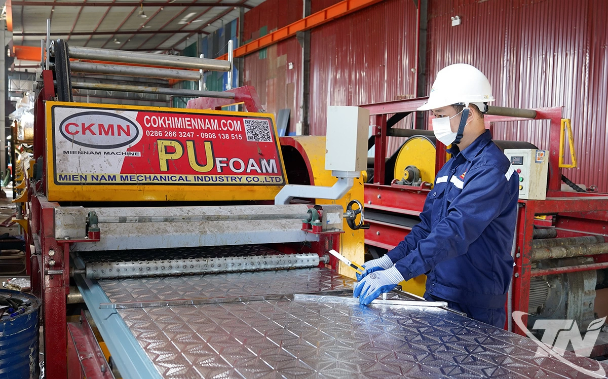 Dây chuyền sản xuất hiện đại với năng lực sản xuất lên tới 5.000 m² sản phẩm/ngày của Công ty TNHH Khoa Hồng Thái Nguyên, với năng lực sản xuất lên tới 5.000 m² sản phẩm/ngày